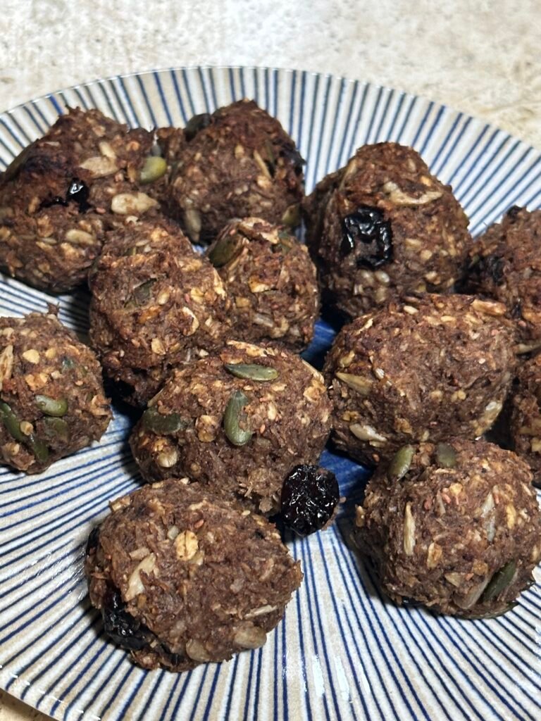 Vaisiniai kakavos sėklų rutuliukai (tinka ir keto, desertai, be cukraus, be miltu)