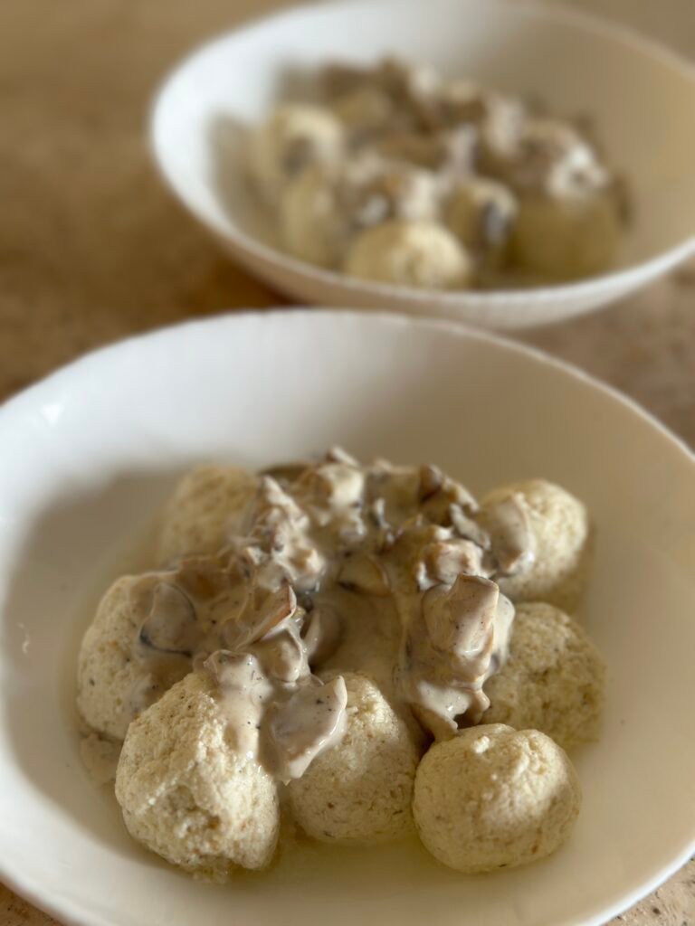 Varškėtukai su grietinėlės ir grybų padažu daug baltymu, keto, atkins, receptai